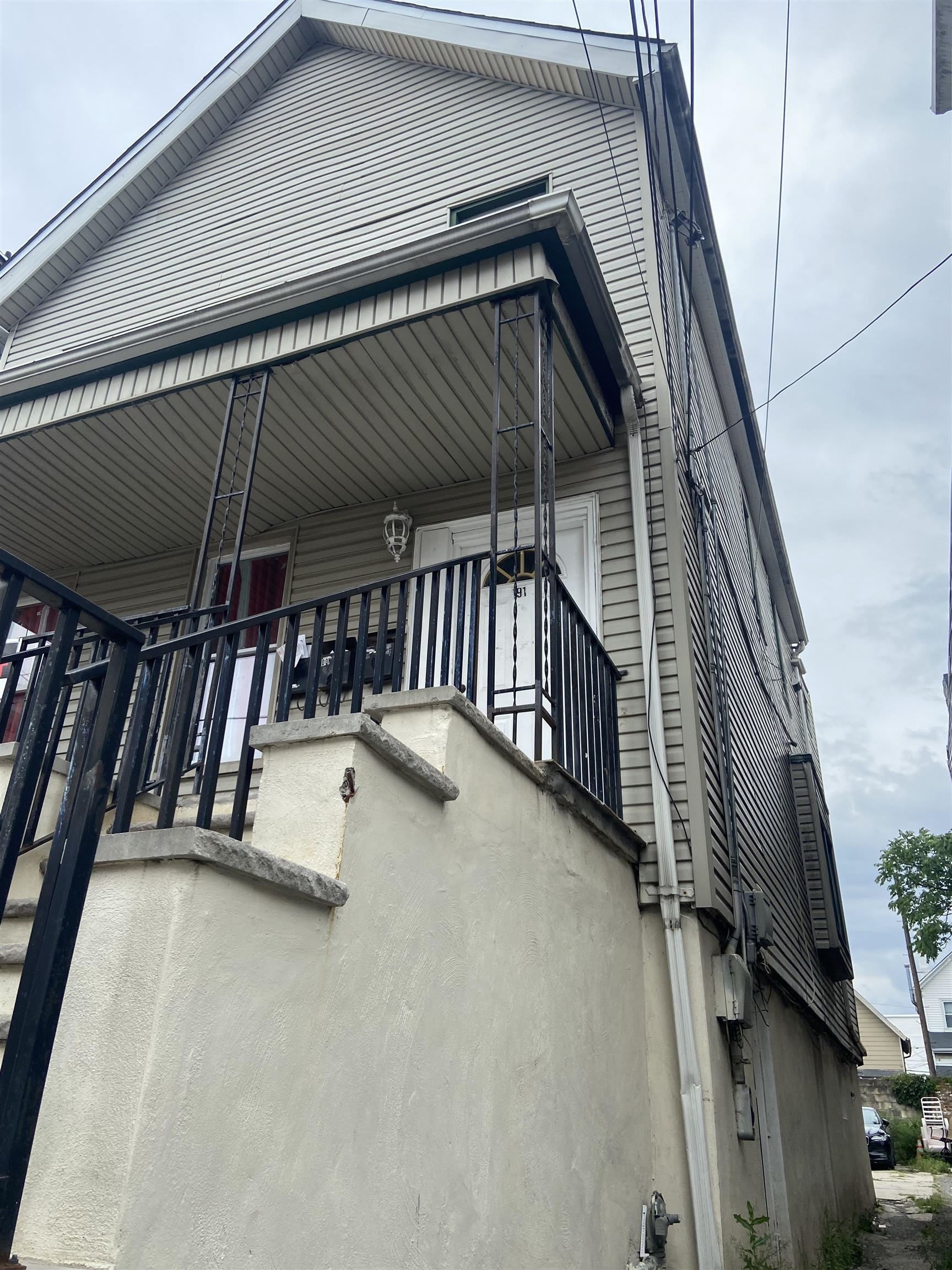 191 Danforth Ave – photo 1