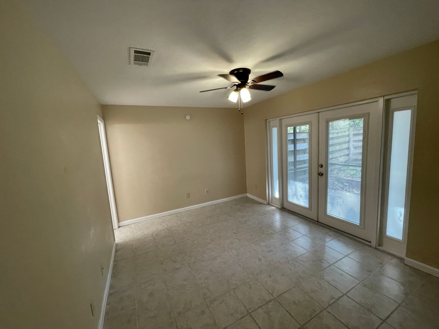 Beautiful 2 Bed / 2 Bath Brick Condo ⭐ – photo 2