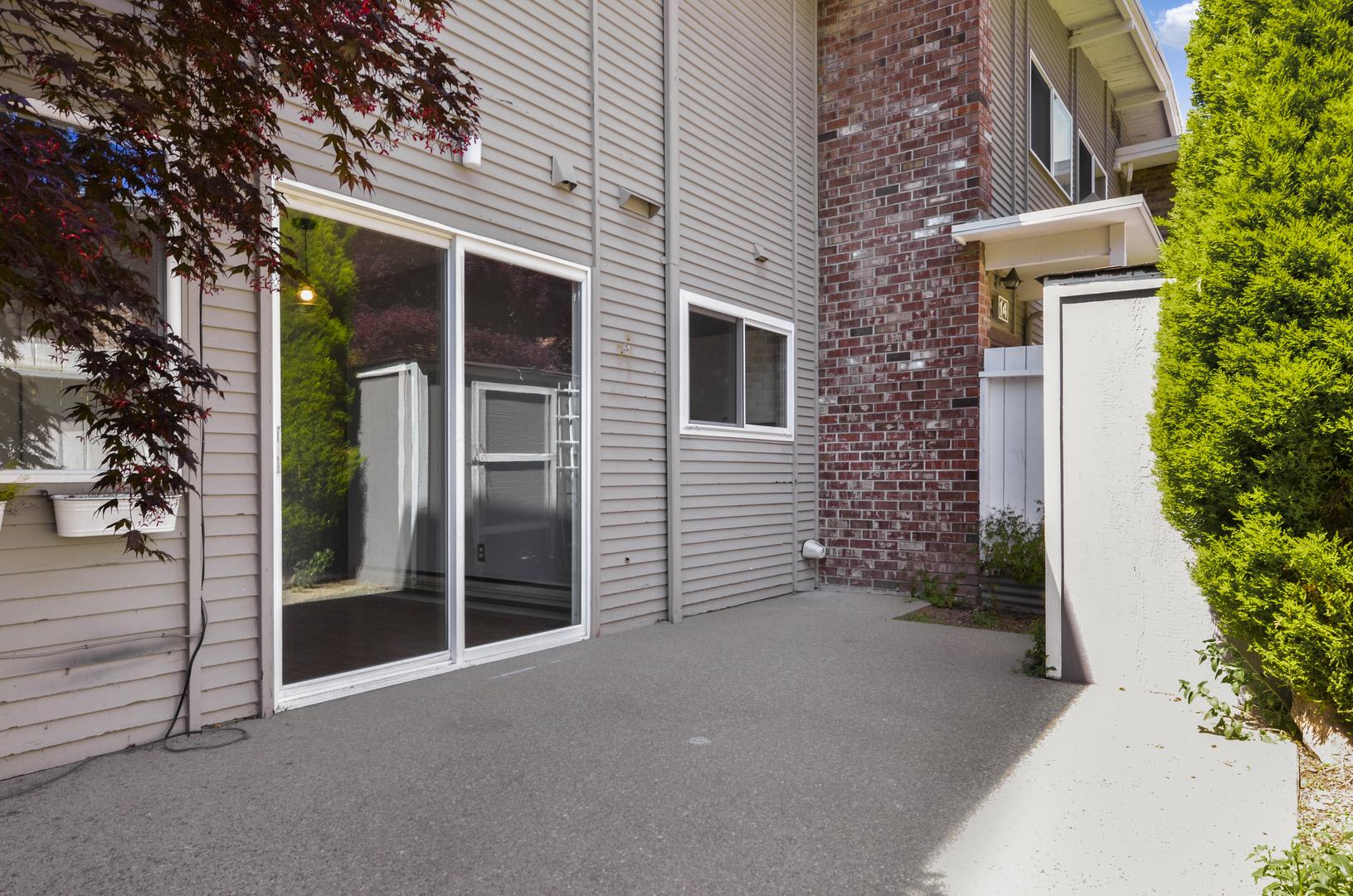 Lovely end unit at Newport Townhomes! – photo 5