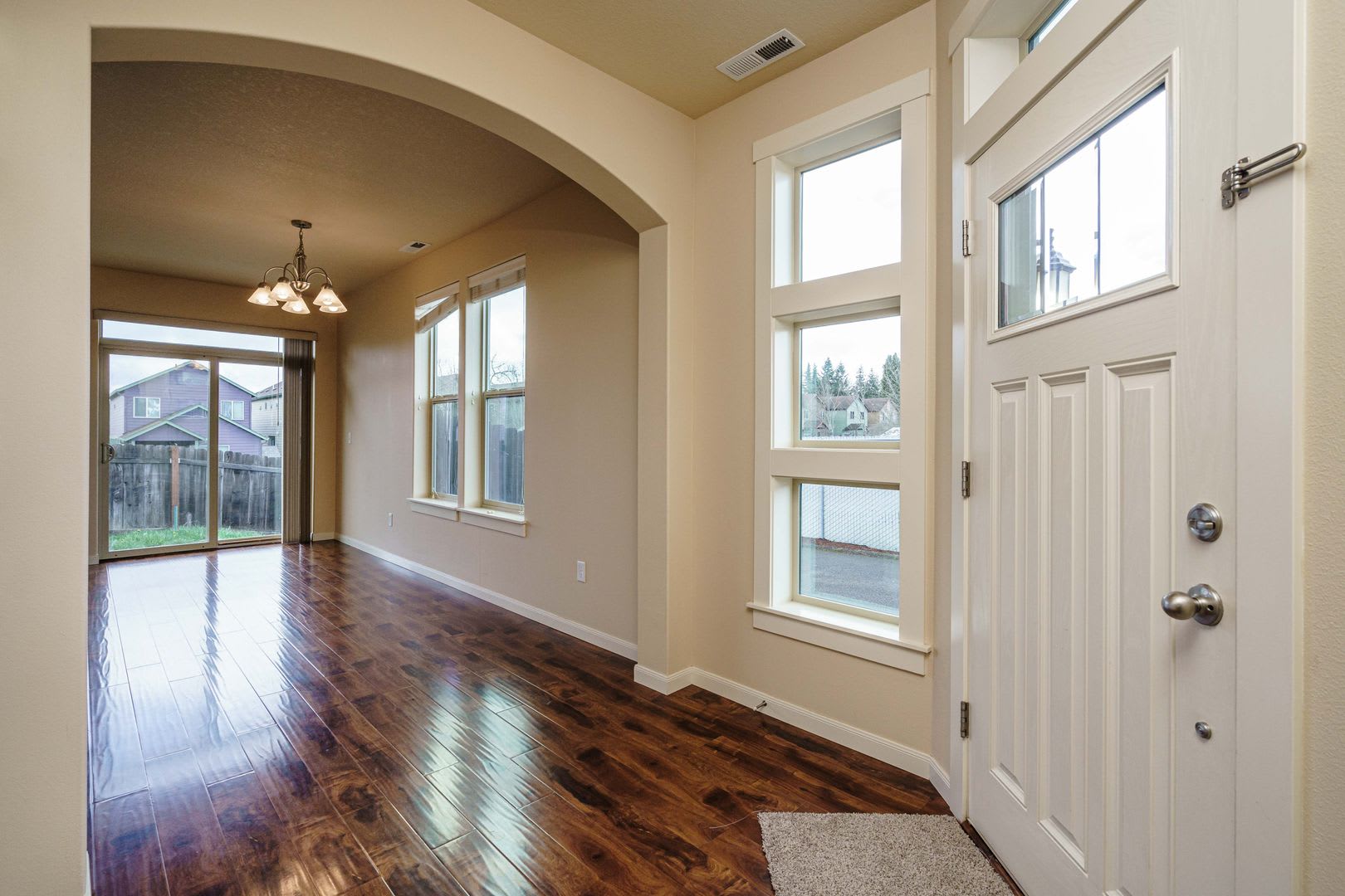 MOVE IN SPECIAL AVAILABLE: Convenient Location 3 Bedroom 2.5 Bathroom with Fence Back Yard – photo 3