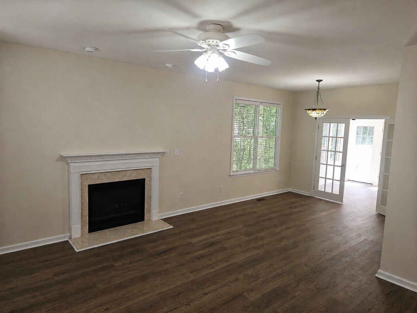 Incredible end unit townhome!! 3br/2.5ba, sunroom, great schools!! Available Now! – photo 2