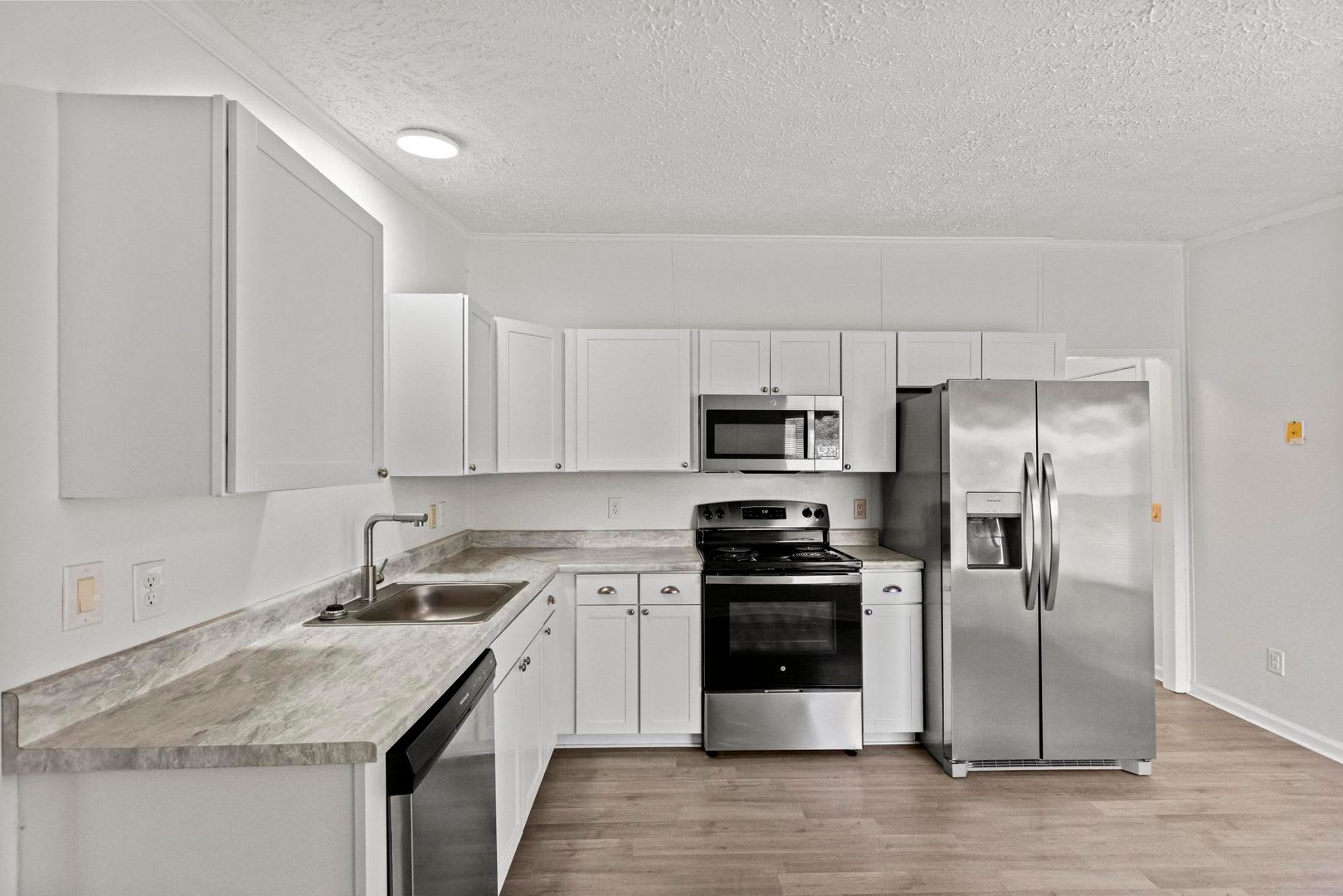 Available now! 3 bedroom – photo 5
