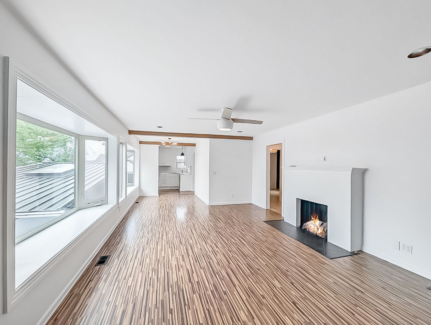 Seattle Gem: Luxurious 2-Bed Oasis with Hot Tub, Garage, and Prime Location – photo 2