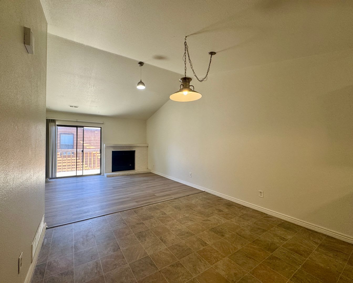 Spacious 2 Bed 2 Bath Condo in Aurora! Across from Community Pool!! – photo 3