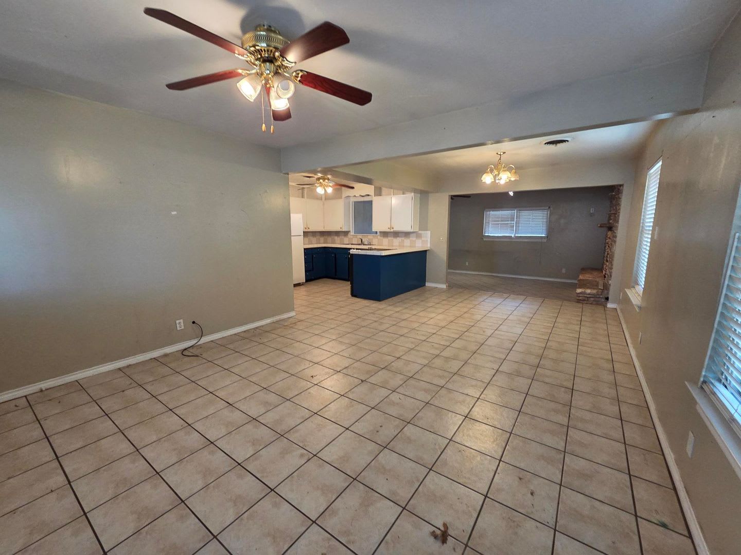 FOR LEASE!! Great location! – photo 3