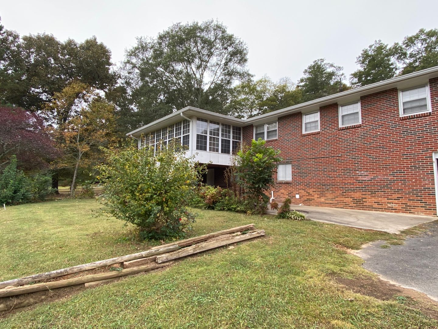4 Bedrooms, 2 Bathrooms – photo 4