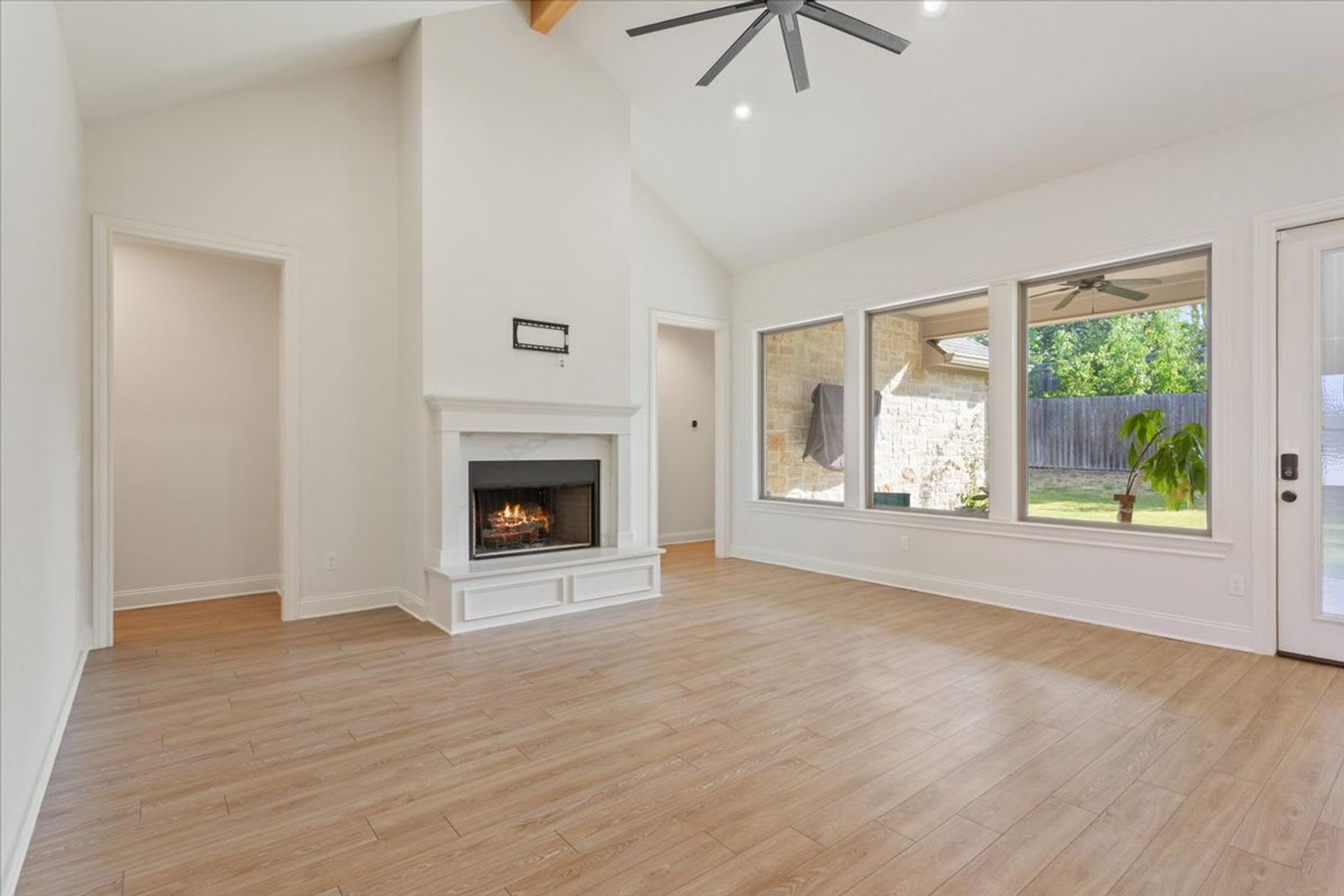 Executive 4 Bedroom home that feels brand new! – photo 4