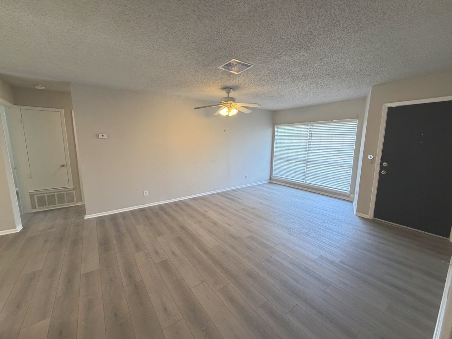 Available Now Well Maintained Single Story Home Featuring 3 Bedrooms 2 Full Bathrooms And 1 038 Square Feet In North East Isd – photo 4