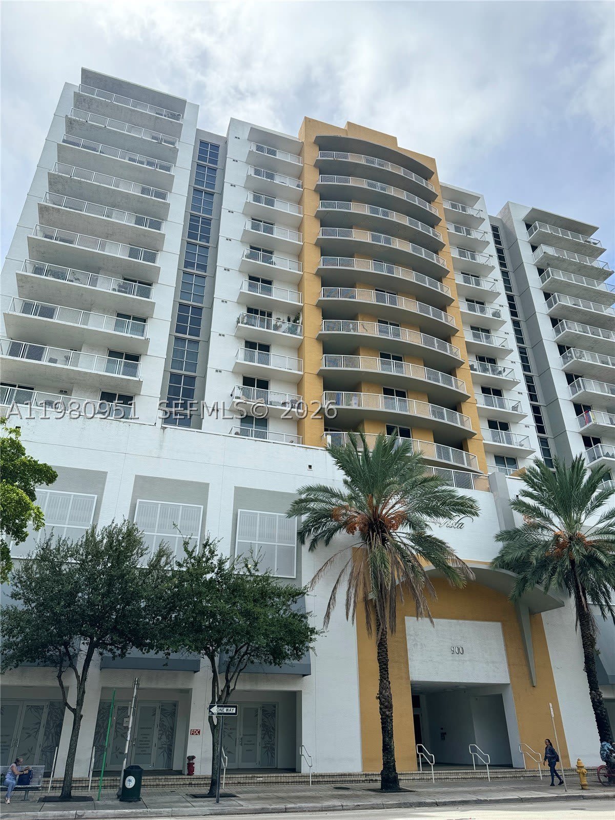900 SW 8th St – photo 1