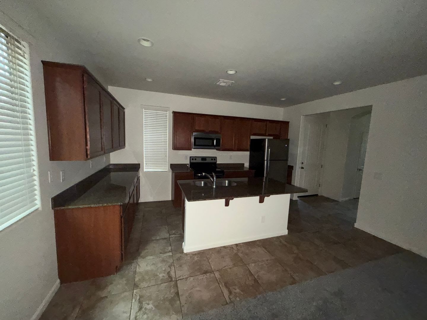 Beautiful 3 bedroom home in Gilbert! NEW CARPET NEW PAINT – photo 4
