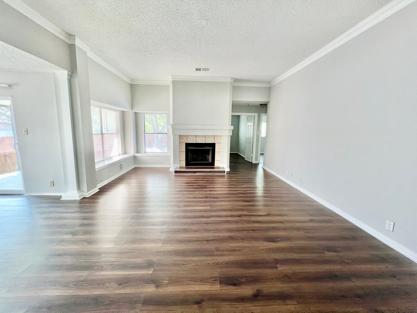 *MOVE IN SPECIAL* Charming 3BR Home Near Randolph AFB with Fireplace & Covered Patio! – photo 2