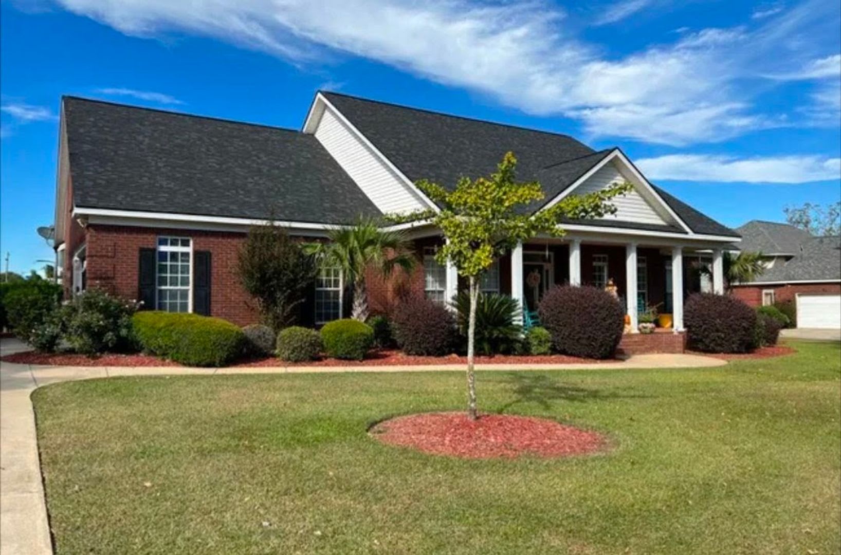 Five Bedrooms Five And A Half Bathrooms A Year Round Heated Swimming Pool And An Ultimate Backyard Pavilion – photo 2