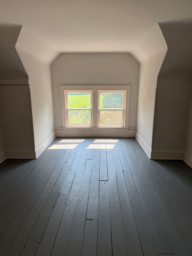 Welcome to the peace and quiet of this 4-bedroom 2-bathroom home. – photo 2