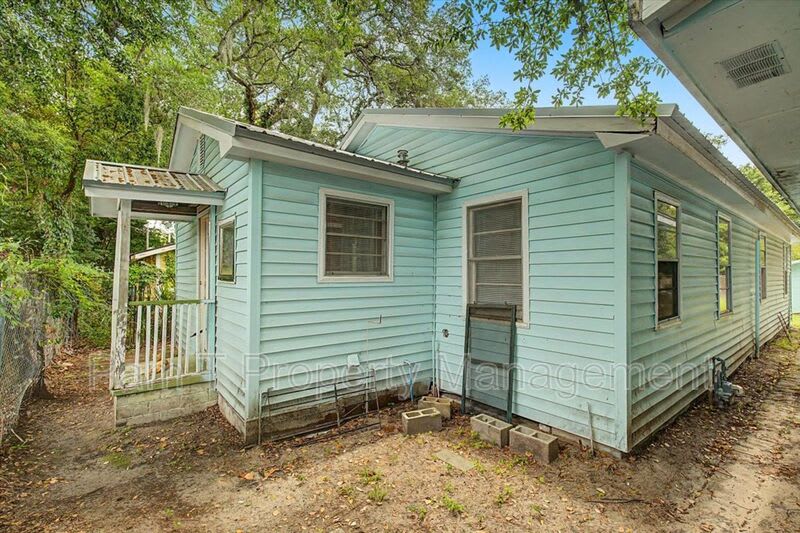 212 W 58th St – photo 5