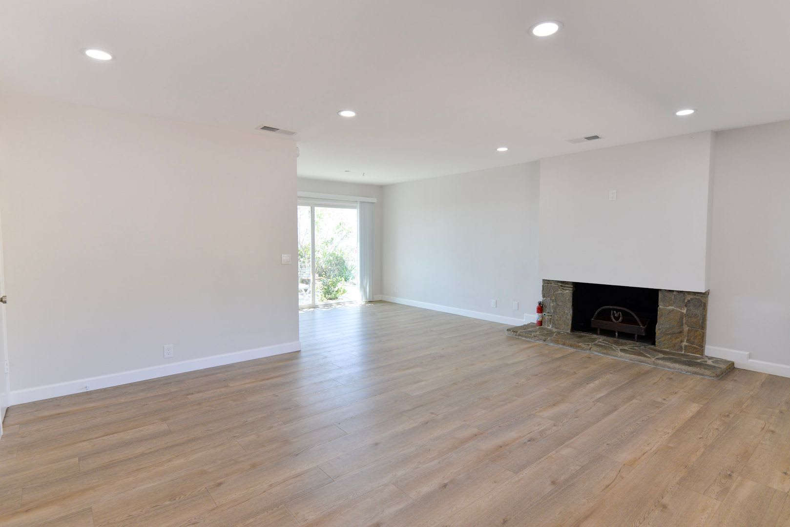 Coastal Elegance from Remodeled 3 Bedroom home with amazing Ocean Views on Cul-de-sac street! – photo 4