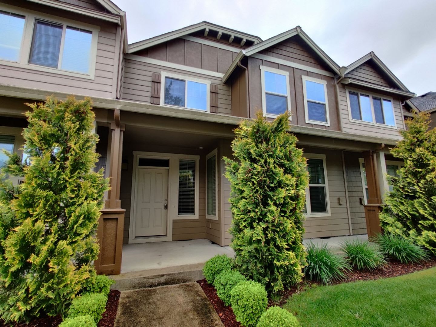 Pending Application Modern 3Bd Town Home Brand New Carpet – photo 2