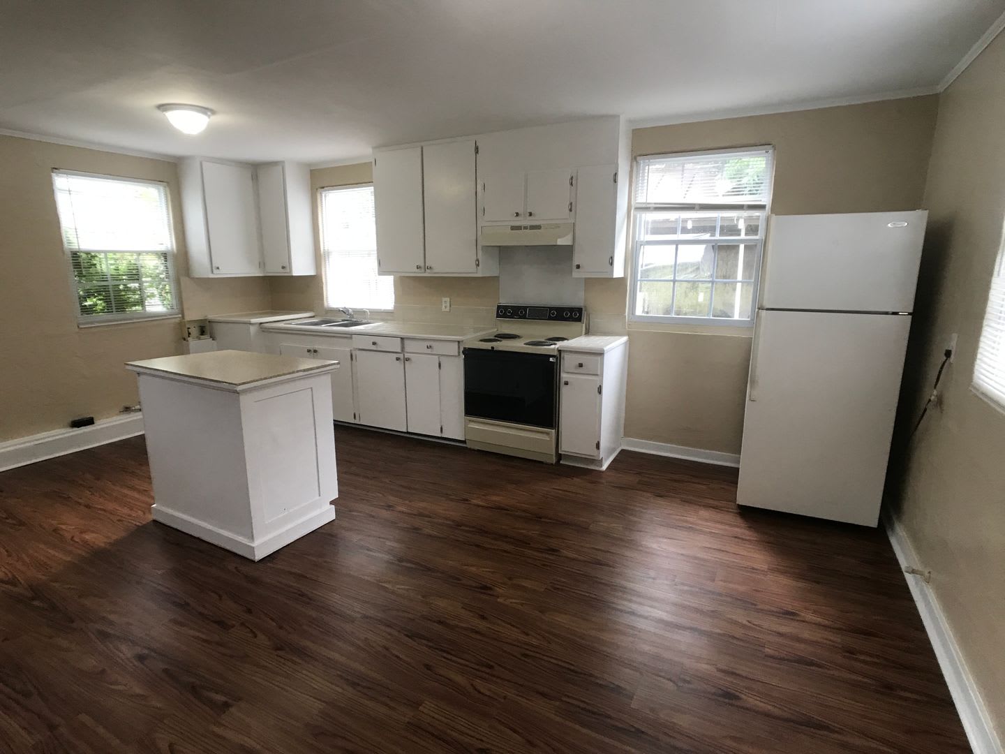 Now Leasing First Month Free No Deposit Charming Carriage House Near Downtown Savannah – photo 2