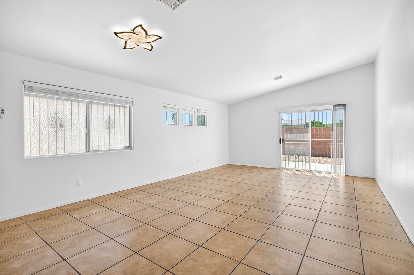 Beautiful Single Story Home Located In Las Vegas – photo 3