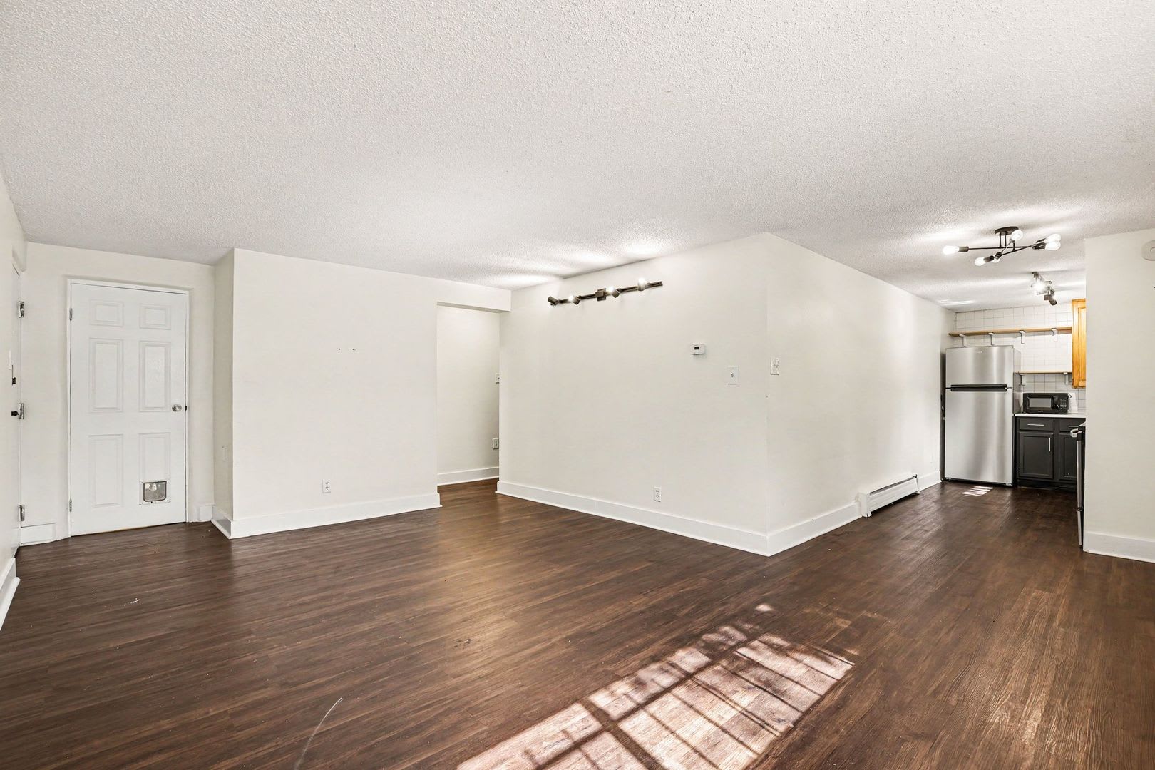 Charming 2-Bedroom Condo in a Prime Location – photo 2