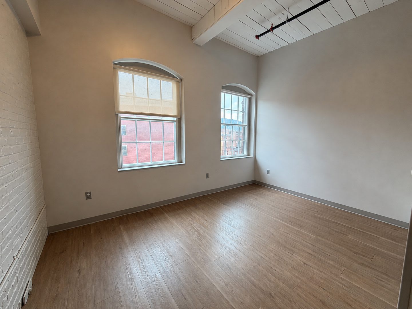 Dewitt Block Rare 2 Bed 1 Bath Apartment Available Immediately 1 866 All Utilities Included – photo 2