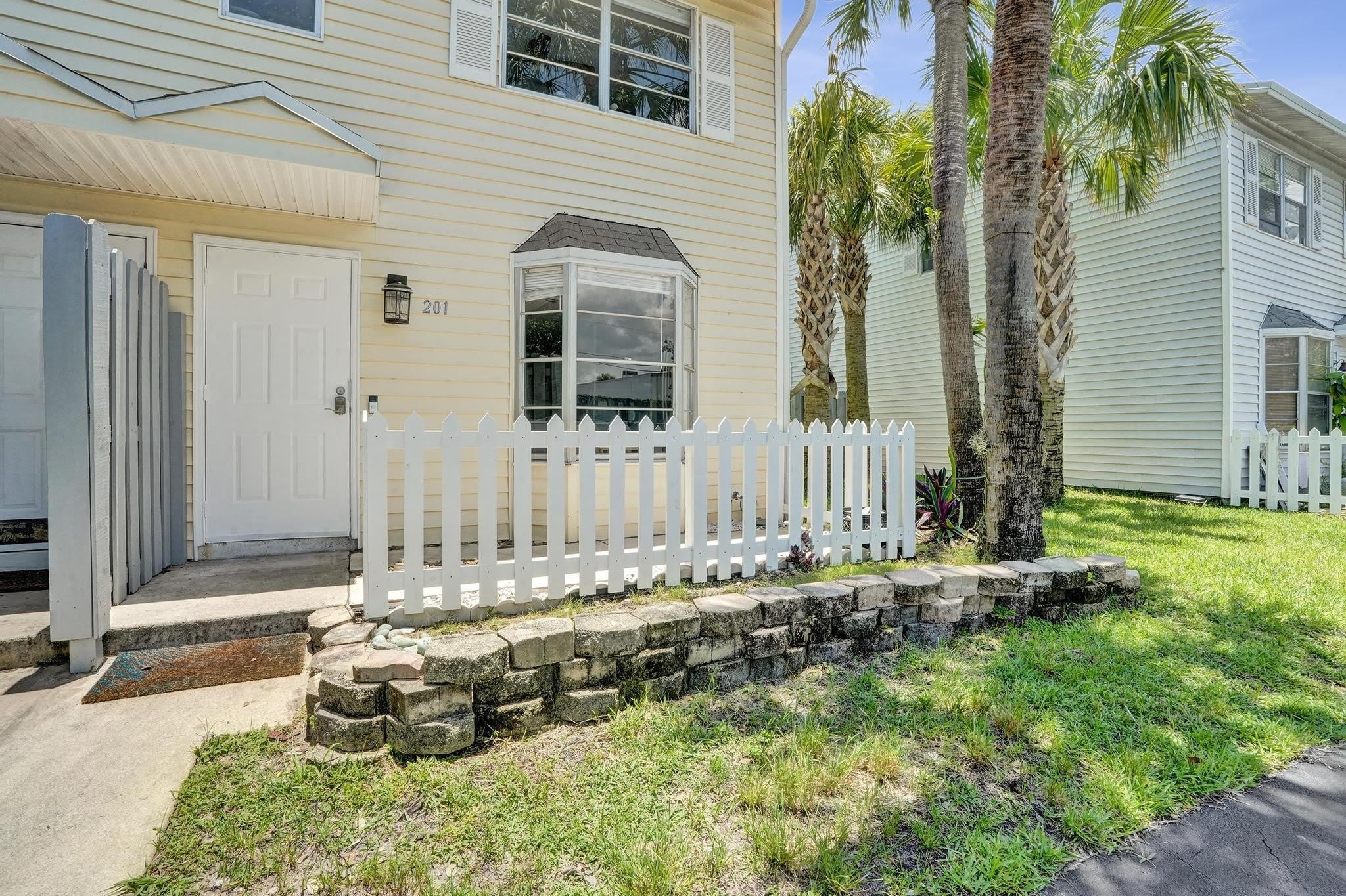 201 SW 3rd Street – photo 1