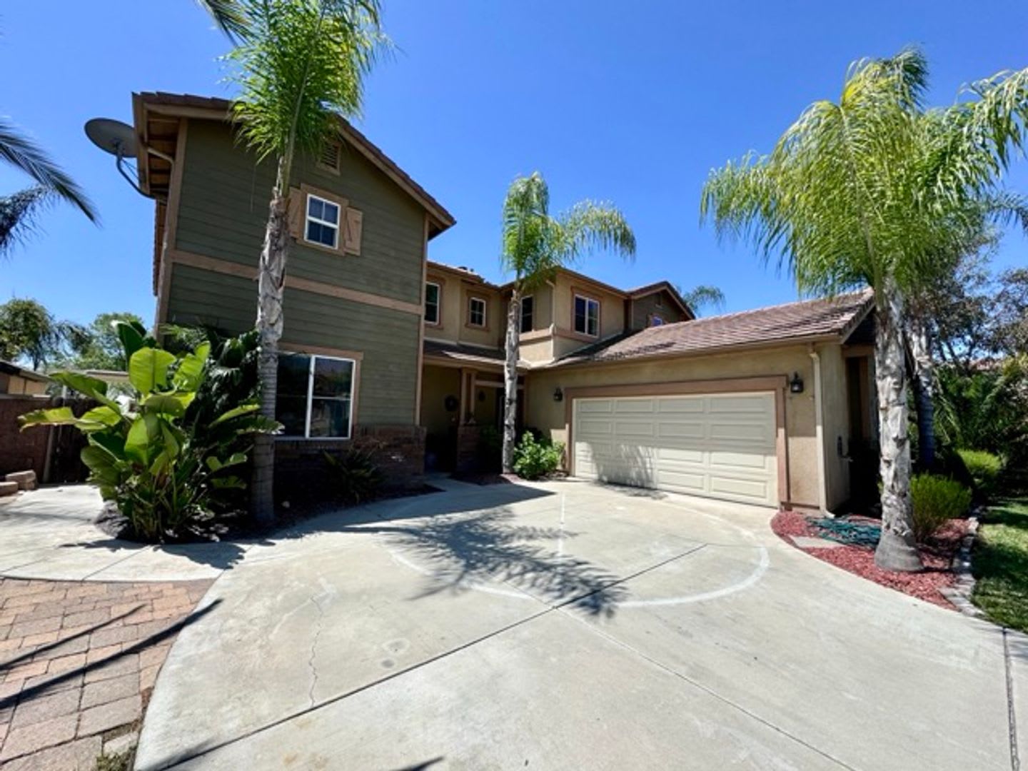 Large 5 Bedroom Home with Included SOLAR, Den &amp; Loft – photo 1