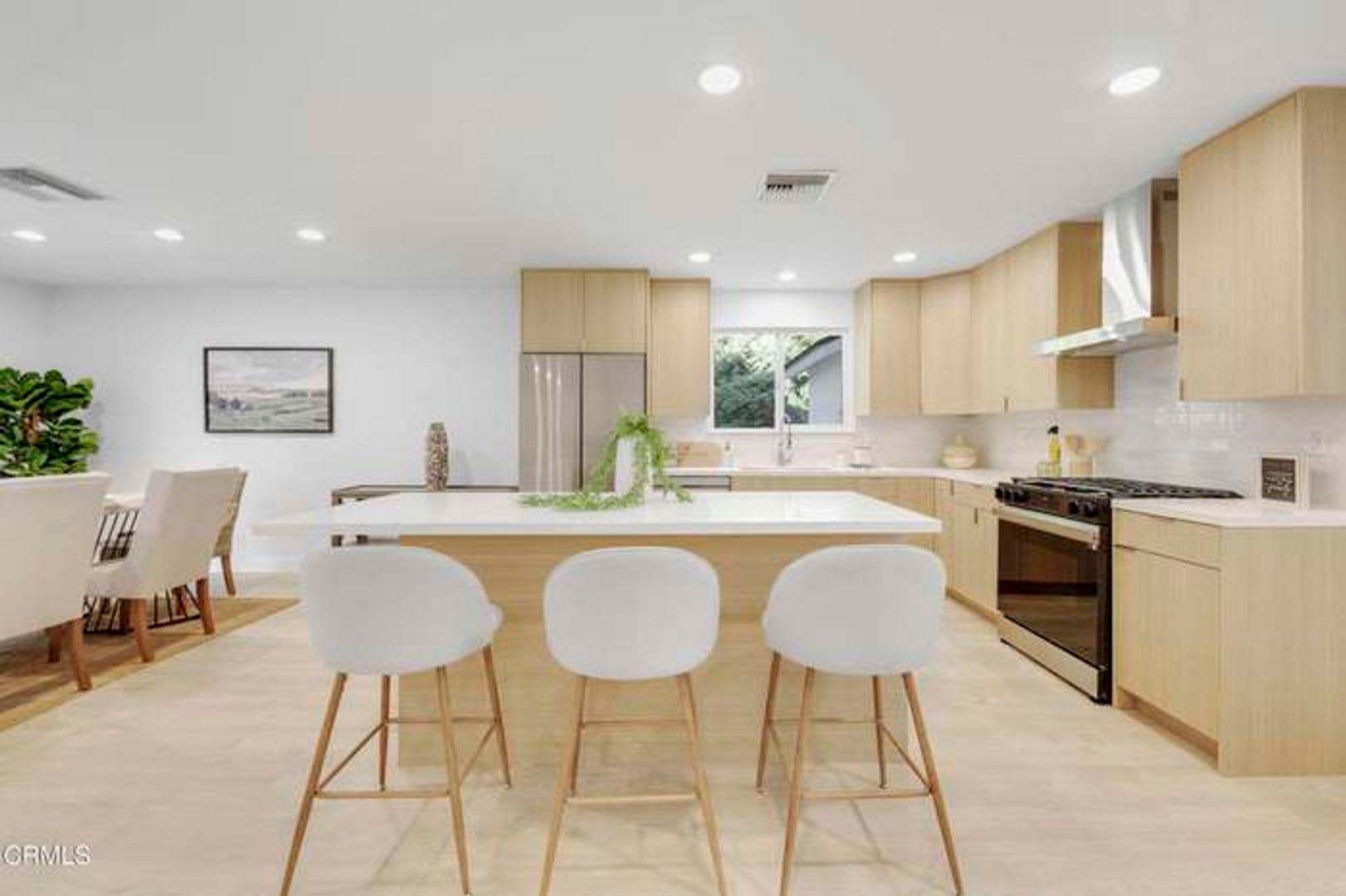Bright & Beautifully Updated Home with Spacious Backyard – photo 3
