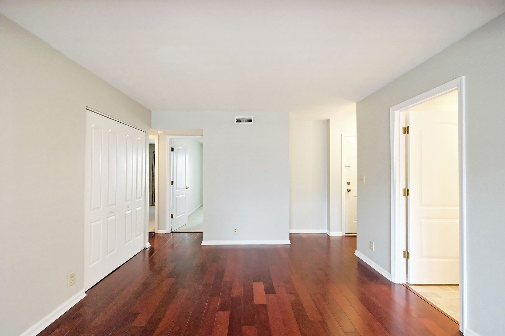 Move-in Ready Villas at Southern Ridge Apartment Near 5th St Station – photo 2