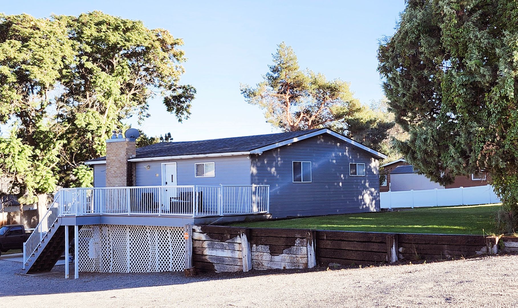 Spacious 4-Bedroom, 2-Bath Home with Daylight Basement, Large Yard & Two Fireplaces!. – photo 1