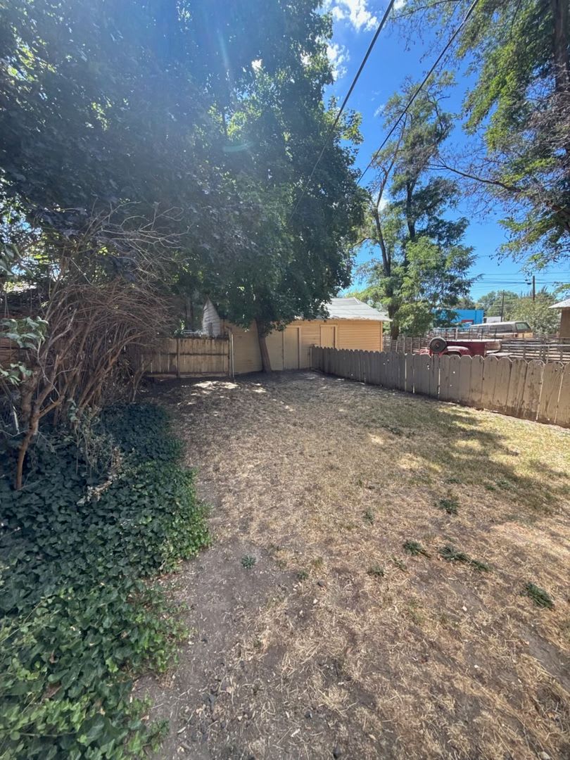 Vintage 1-Bedroom Duplex with Large Fenced Yard 3 miles from OIT and Sky Lakes Medical Center – photo 3