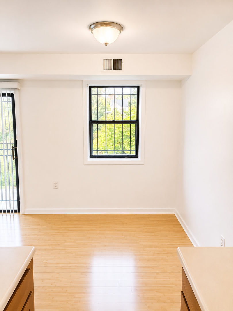 2026 Move In Special 500 Lease Signing Bonus Cozy 1 Bedroom Apartment With W D Parking In Southeast Dc – photo 4