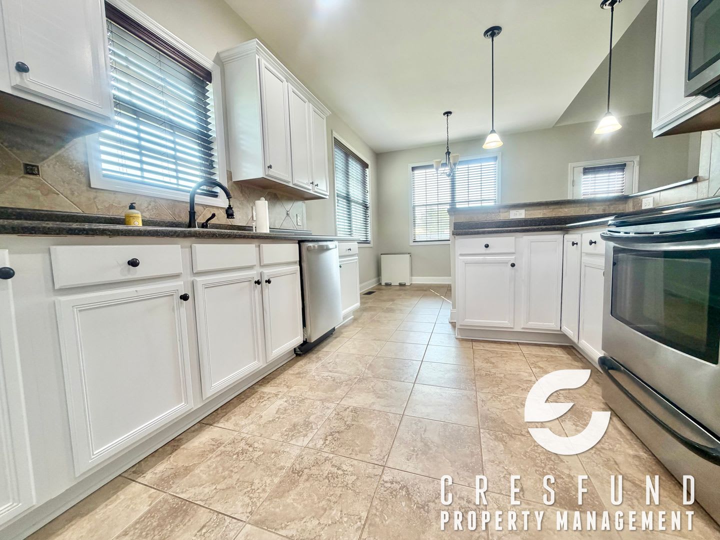 Spacious 3Br 2.5 Bath with Bonus room Fenced in yard – photo 4