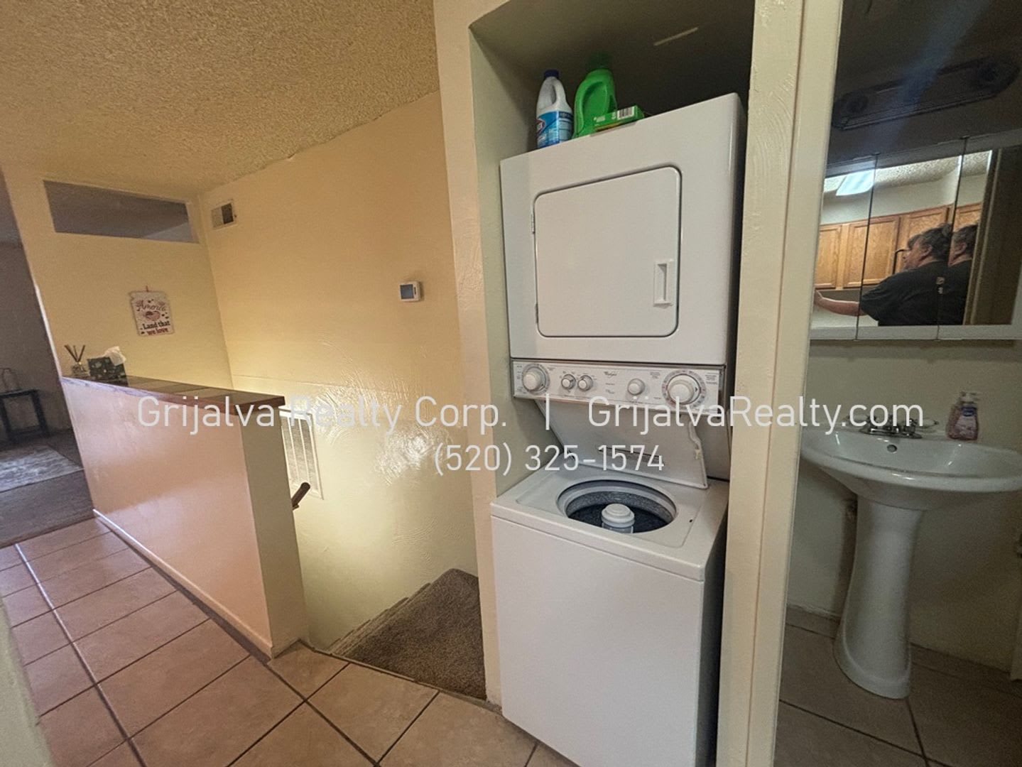 Furnished 2 Bedroom Condo With Community Pool Close To The Uofa Speedway Euclid – photo 5