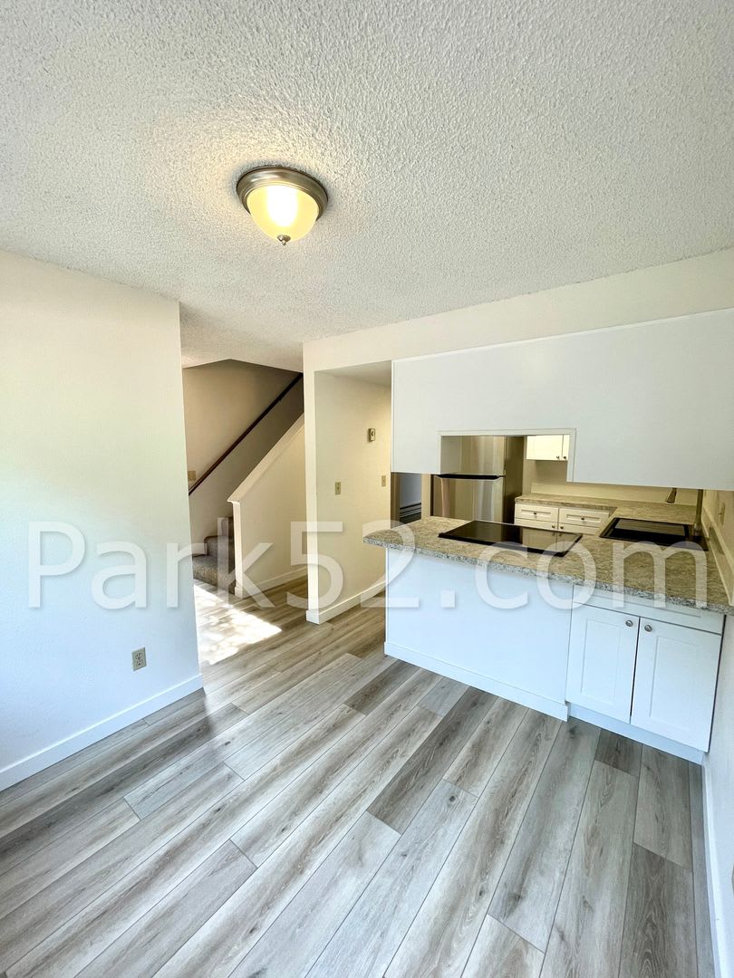 500 Off 1St Full Month Small Pet Friendly Remodeled 2 Bedroom Townhome With Small Yard – photo 4