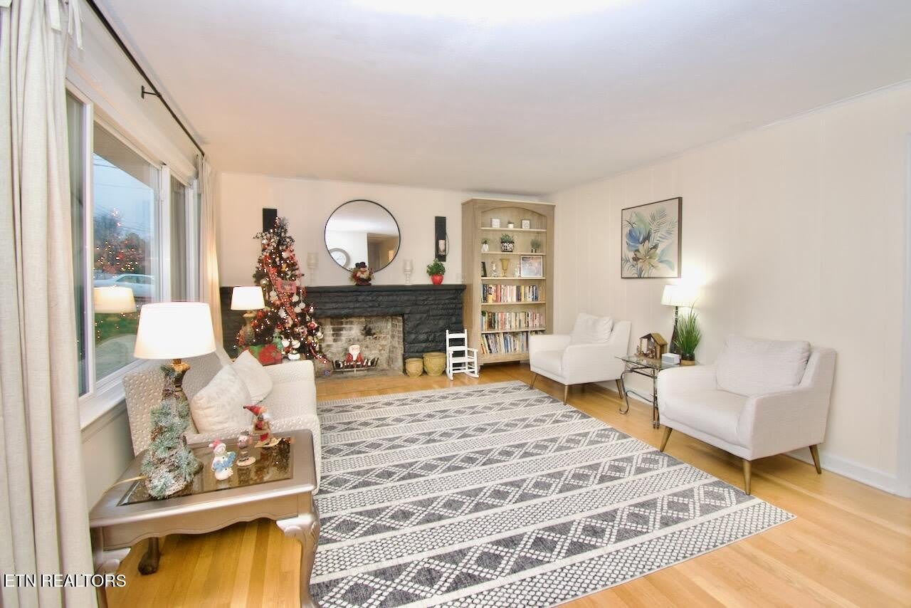 1204 Redwood Ave – photo 3