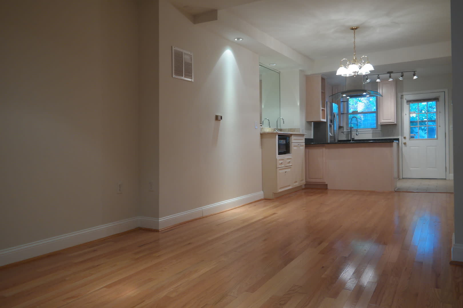 Charming 2 Bedroom/1 Bathroom Townhome in Washington Village, MD! – photo 3