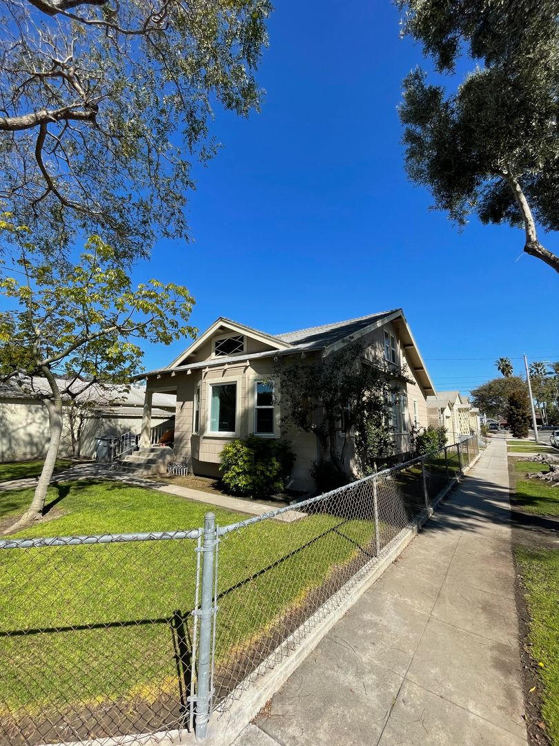 3 Bedroom 1 Bathroom with an Office for Rent in Oxnard – photo 2