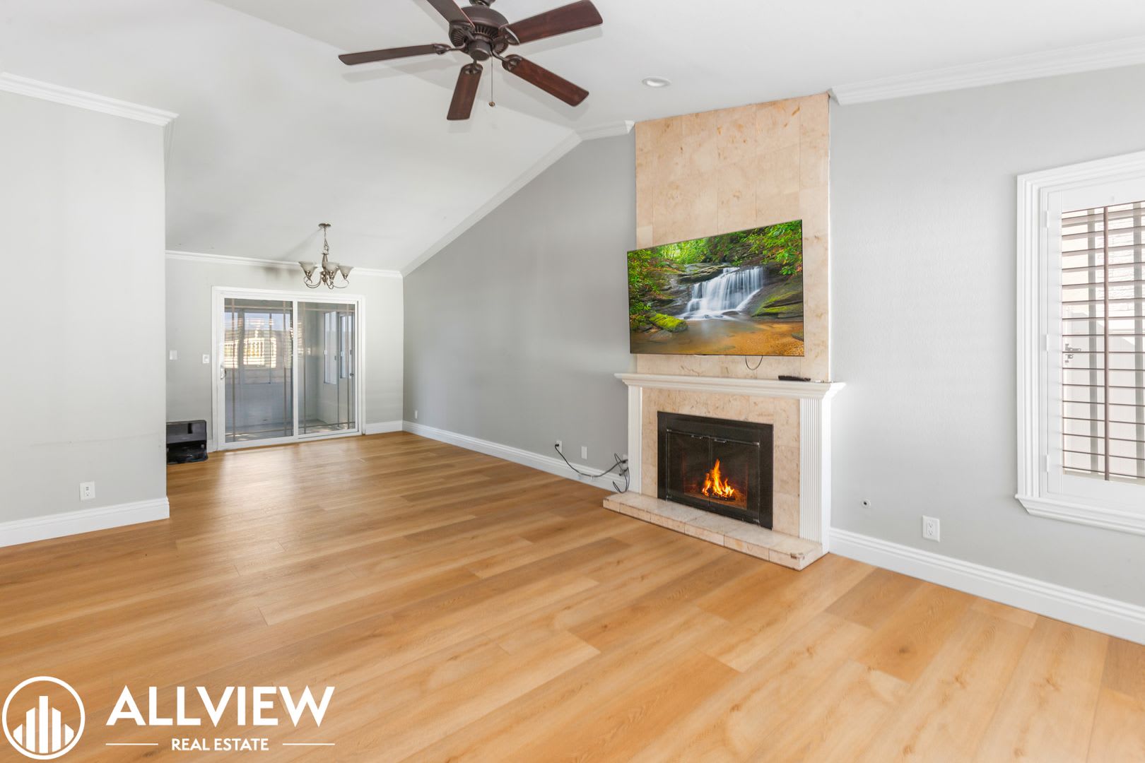 Beautifully Upgraded Single Level Home in Lake Forest Available NOW! – photo 4
