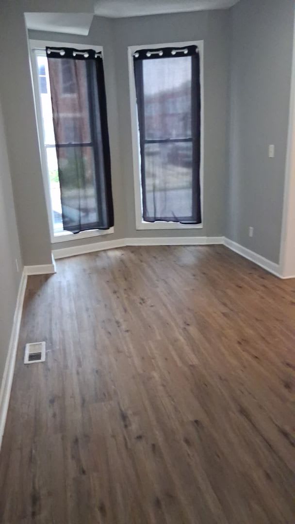 Three Bedroom One Bathroom Ready For ASAP Move In – photo 2
