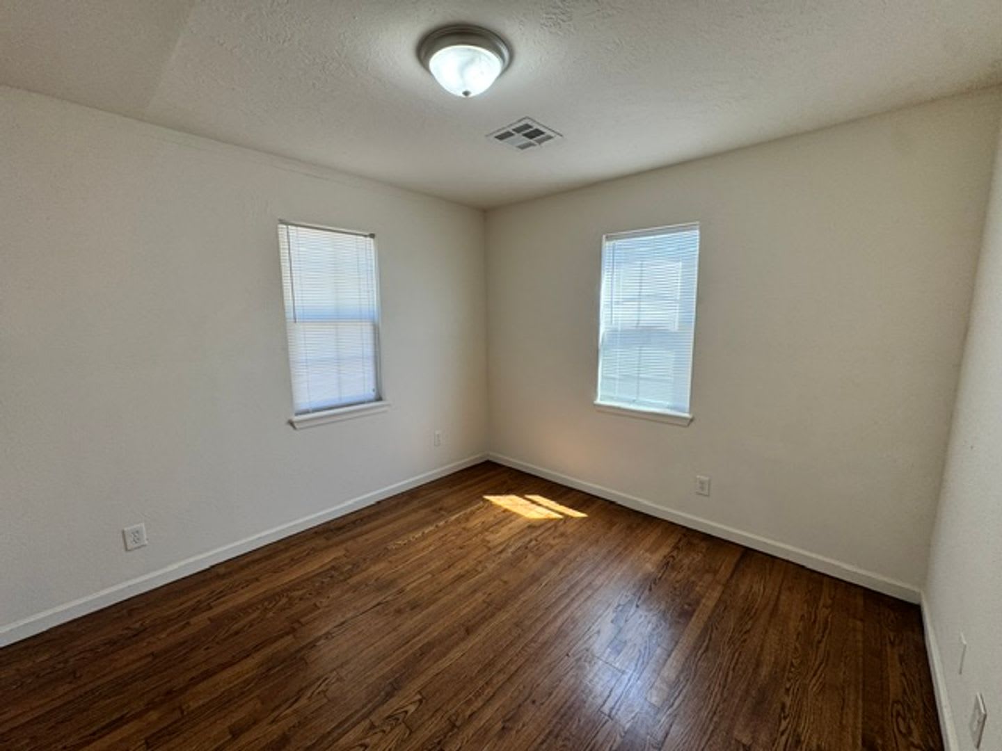 2 bedroom in Norman! hardwood floors, laundry connections and a huge backyard! – photo 5