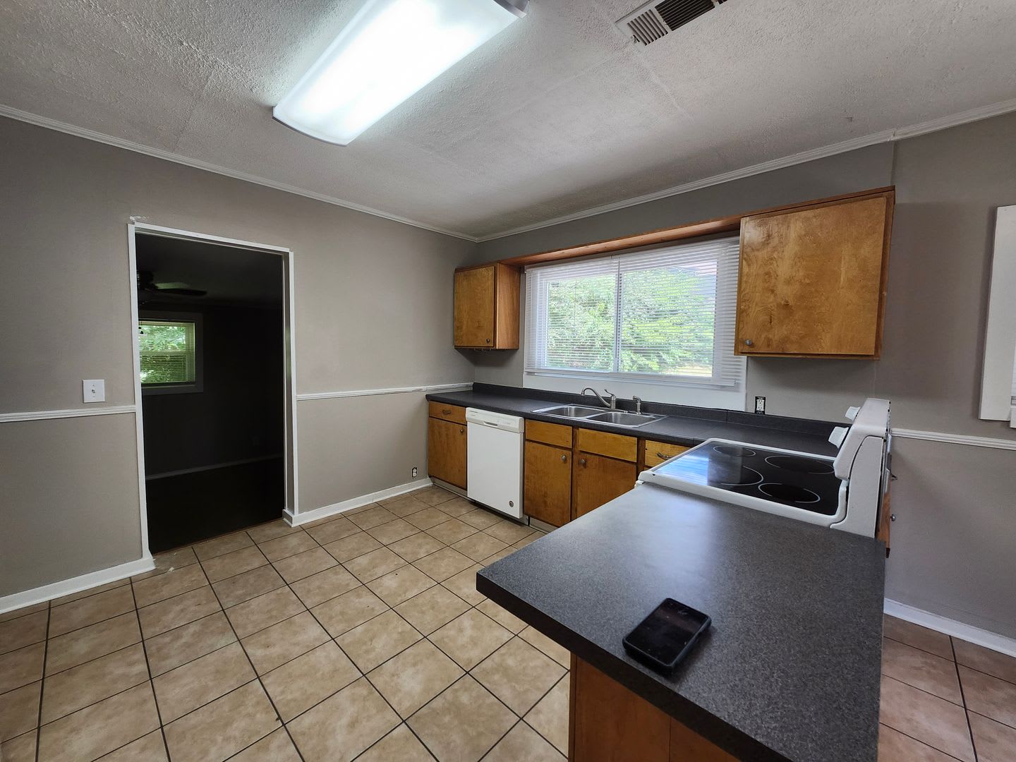3 Bedroom 2 Bath Home With Den In Convenient Location – photo 3
