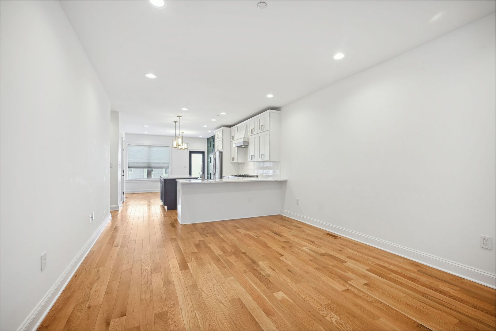 Stunning Contemporary Home Near Union Station with Secured Parking! – photo 4