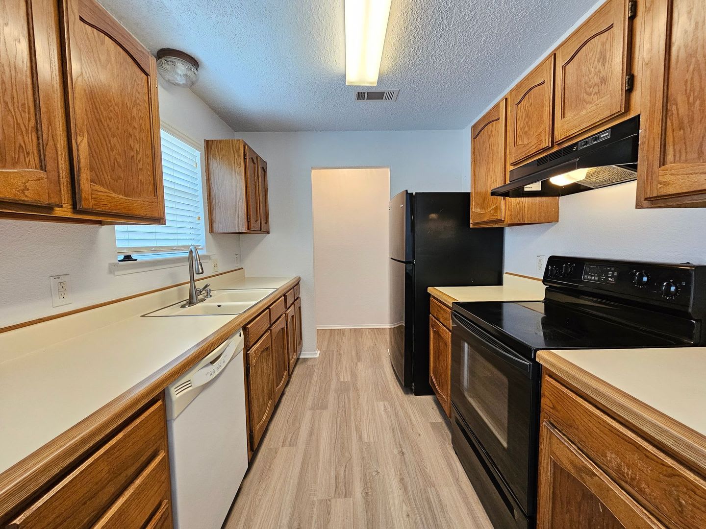 Huge Rent Reduction Ready For Move In – photo 2