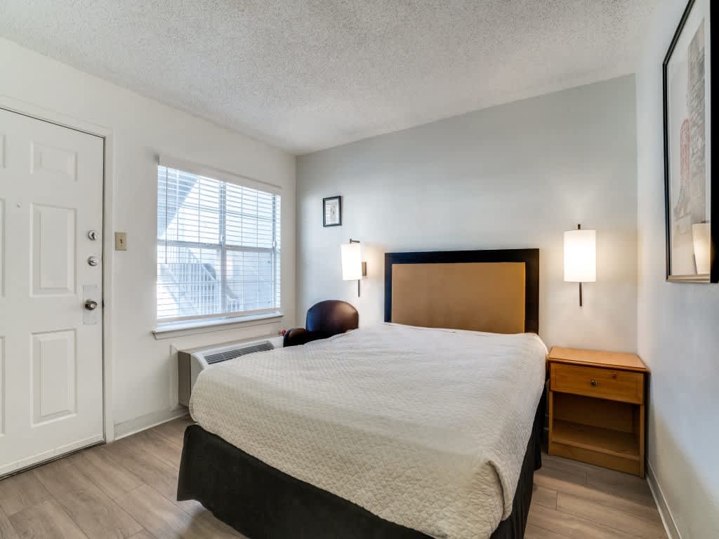 Waterford Studios Fully Furnished With Utilities Included – photo 3