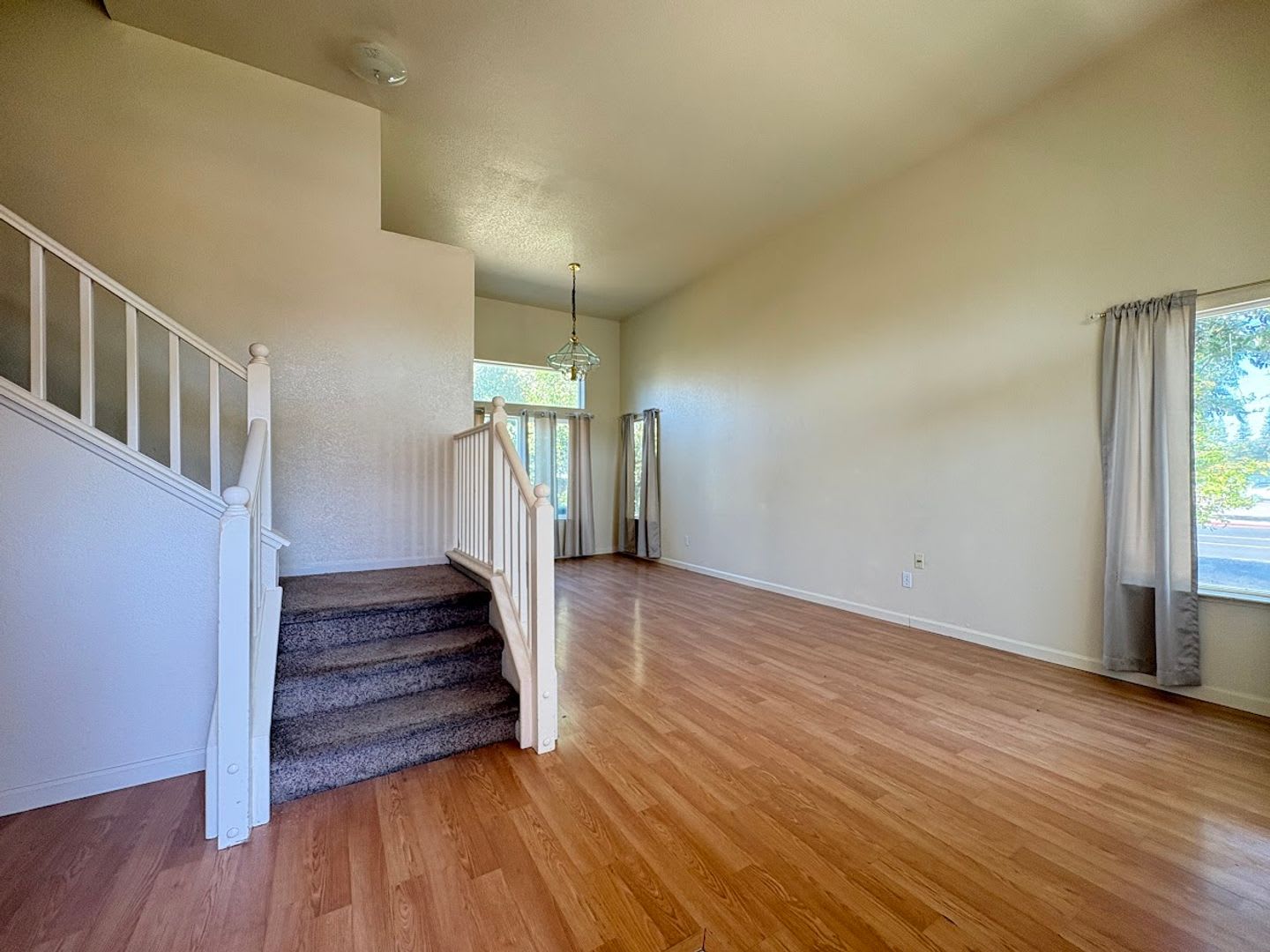 Spacious Four Bedroom Home in Western Ranch – photo 4