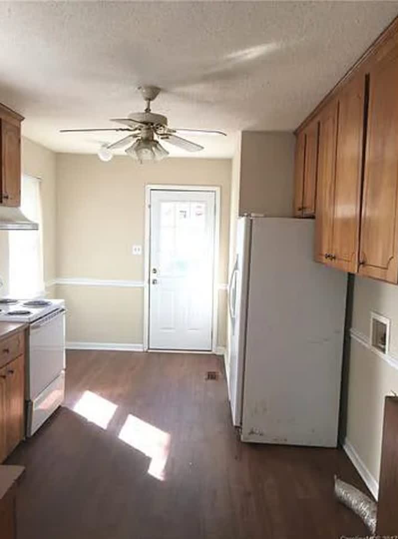 Charming Spacious Renovated 2 Bedroom Units In A Great Location – photo 3