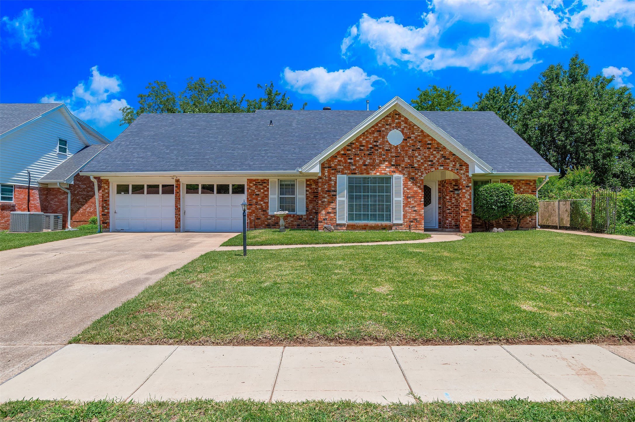 1554 Westbury Drive – photo 1