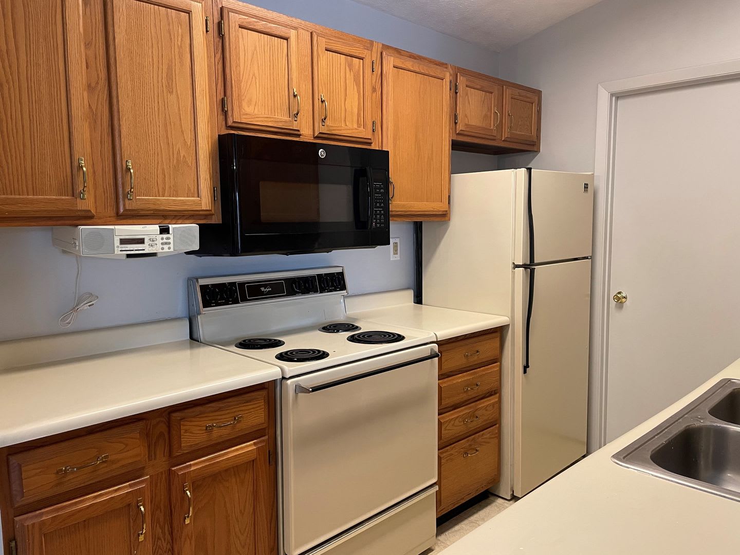 Well-Maintained 2-Bedroom Top-Floor Condo in Centerville – photo 3