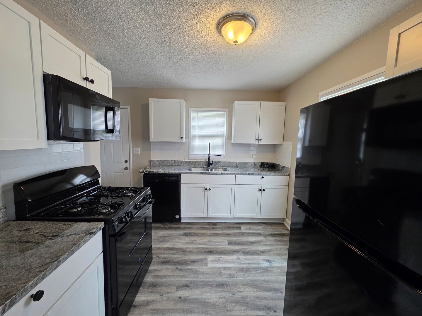 Spacious 2 Bed, 1.5 Bath Duplex Near Red Bridge – photo 4