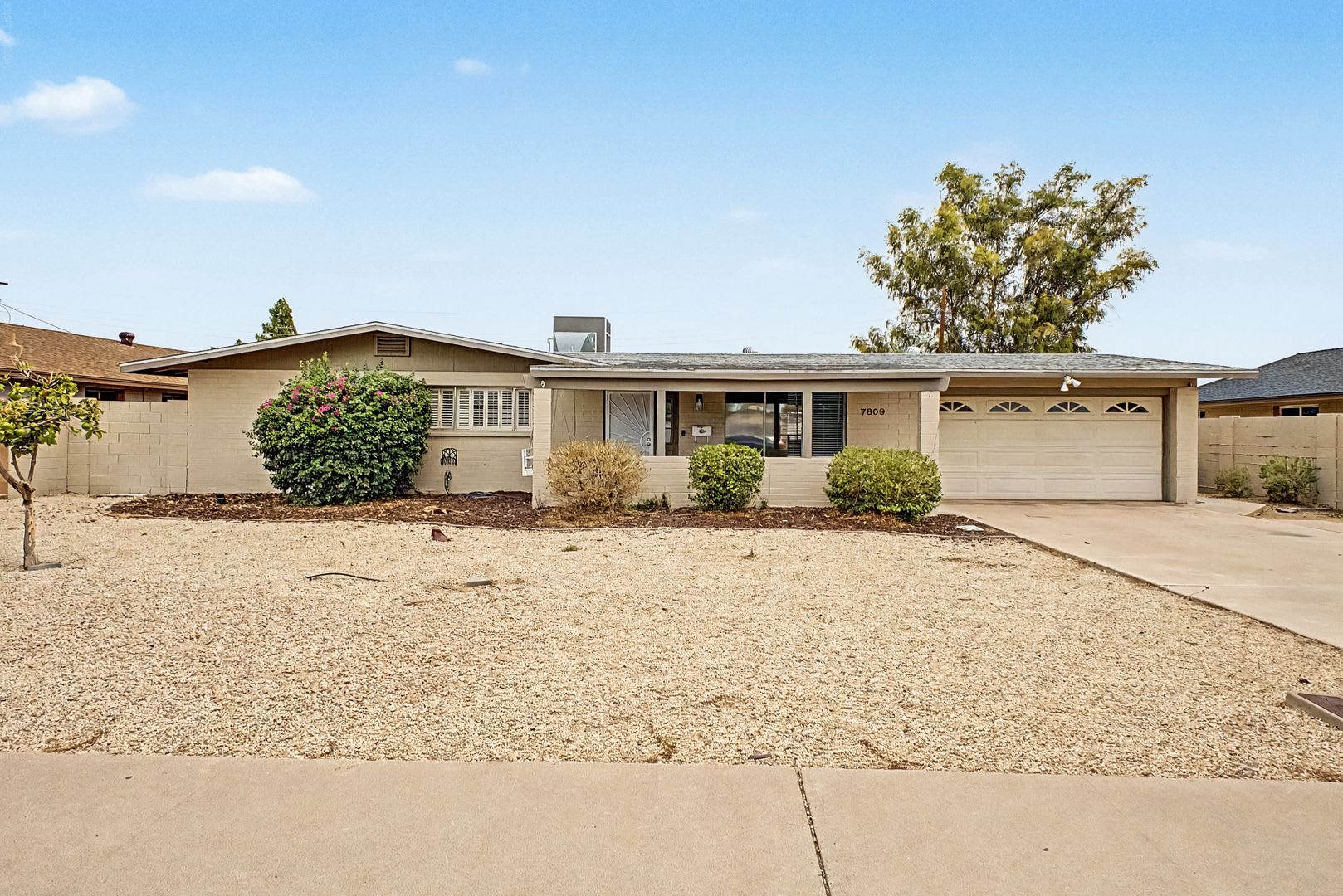 GORGEOUS 3Bed/2Bath Home w/Pool in NORTH GLEN SQUARE – photo 1